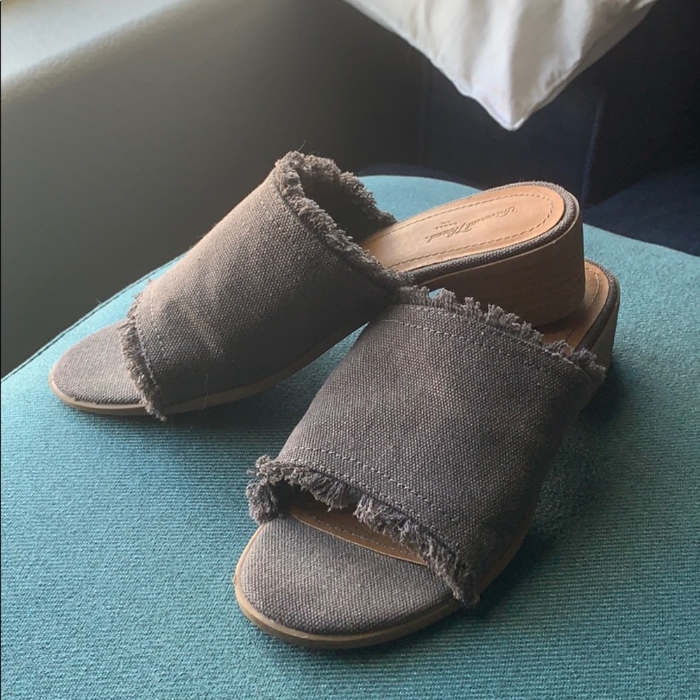 Universal Threads Fringed Mules